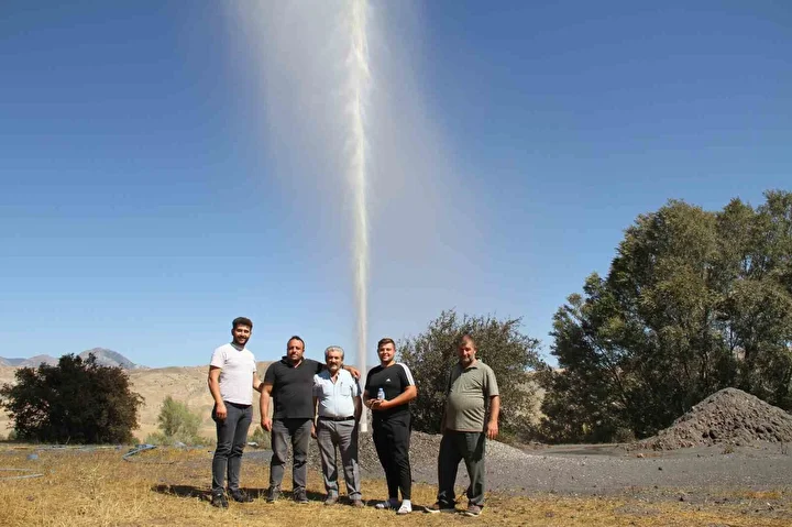 Sivaslı çiftçinin petrol sevinci su sevincine dönüştü 1 sivasli ciftcinin petrol sevinci su sevincine donustu 0 FifmyVPA