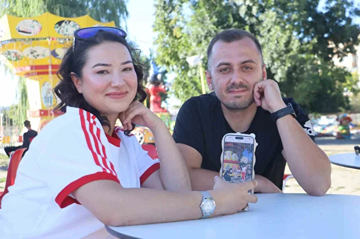 Sivas’ta çocuk sahibi olmayan çift evlilik yıl dönümlerini yetimleri eğlendirerek kutladı 3 sivasta cocuk sahibi olmayan cift evlilik yil donumlerini yetimleri eglendirerek kutladi 2 p8kDJv4m