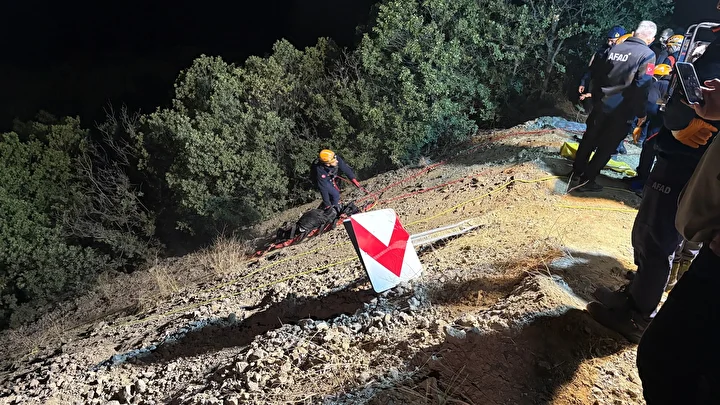 Sivas'ta feci kaza: Metrelerce yükseklikten uçuruma yuvarlandı! 4 kişi hayatını kaybetti 2 sivasta feci kaza metrelerce yukseklikten ucuruma yuvarlandi 4 kisi hayatini kaybetti 1 fPNziWMb