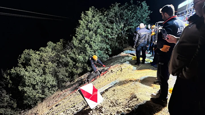 Sivas'ta feci kaza: Metrelerce yükseklikten uçuruma yuvarlandı! 4 kişi hayatını kaybetti 4 sivasta feci kaza metrelerce yukseklikten ucuruma yuvarlandi 4 kisi hayatini kaybetti 3 aGql5fZJ