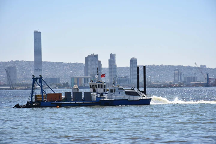 Son iki günde tesiri arttı: İzmir Körfezi'nde kirlilik ve makus koku sürüyor 6 son iki gunde tesiri artti izmir korfezinde kirlilik ve makus koku suruyor 5 Bwaj6D5k