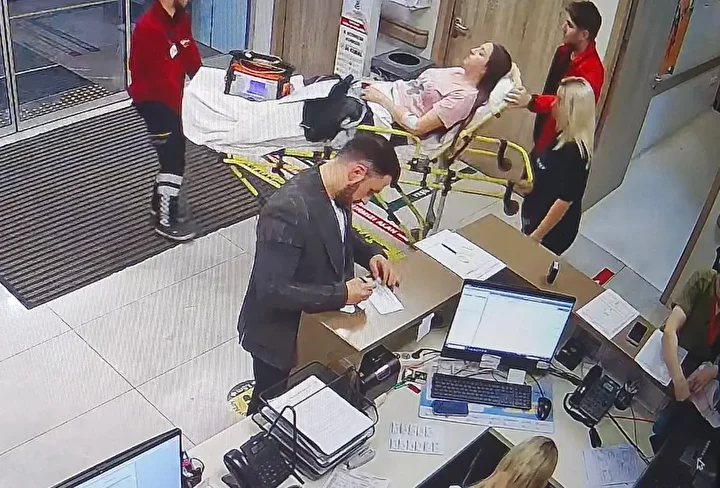 Son imgeleri ortaya çıktı: Eyüpsultan'da zehirlenme kuşkusuyla hastaneye kaldırılan iki kardeş hayatını kaybetti 2 son imgeleri ortaya cikti eyupsultanda zehirlenme kuskusuyla hastaneye kaldirilan iki kardes hayatini kaybetti 1