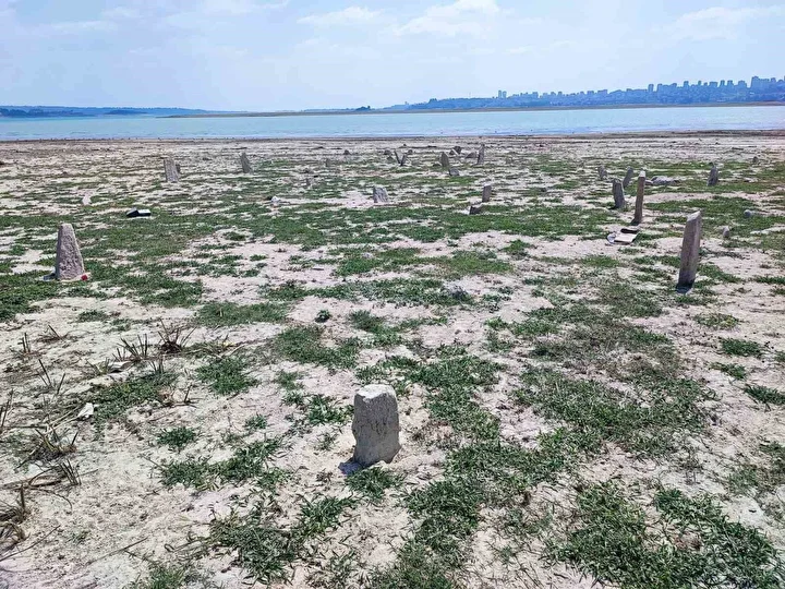 sular cekildi 70 yillik sir aciga cikti mezarlik tekrar gorundu 2 Fcy8A5sQ