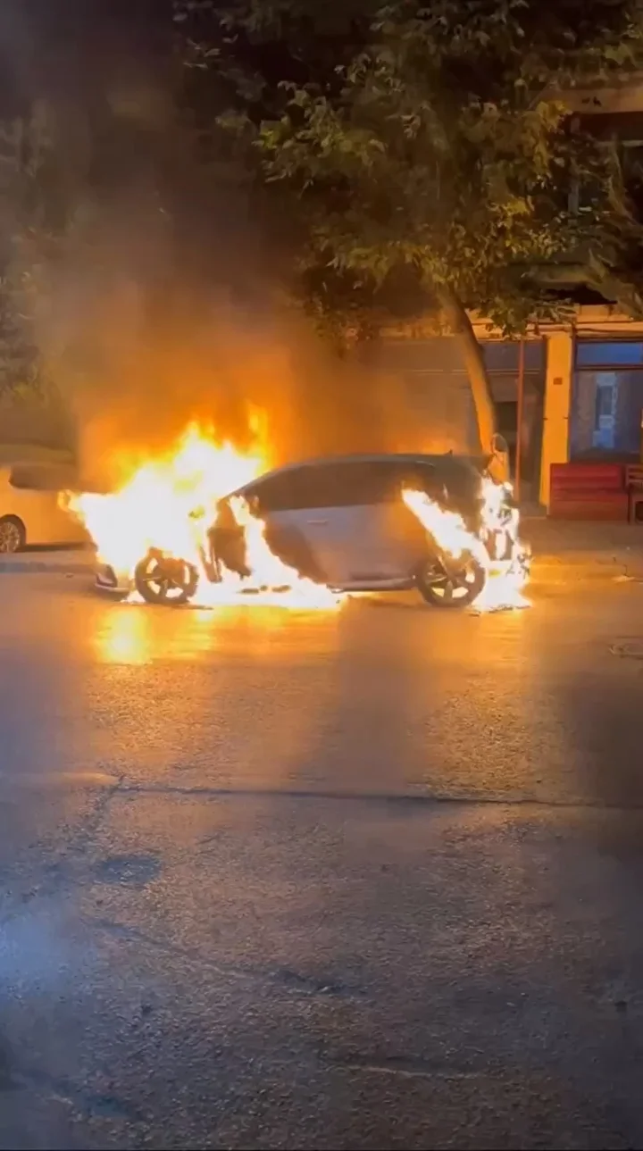 Sultangazi’de park halindeki araba yandı 1 sultangazide park halindeki araba yandi 0 78ebvt7h