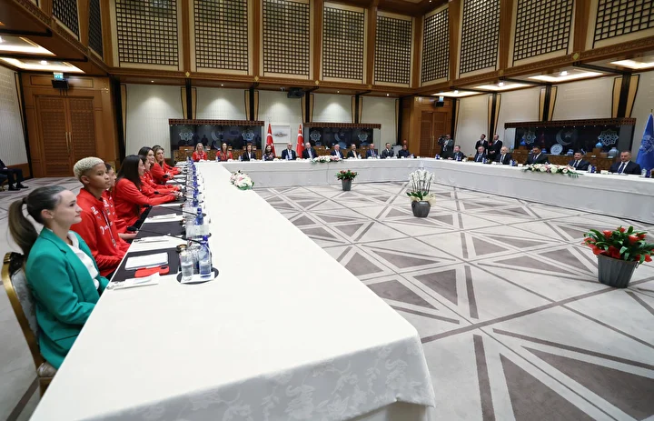 Sultanlar'ı kabul etti: Cumhurbaşkanı Erdoğan, A Ulusal Bayan Voleybol Ekibi'ni Cumhurbaşkanlığı Külliyesi'nde ağırladı 1 sultanlari kabul etti cumhurbaskani erdogan a ulusal bayan voleybol ekibini cumhurbaskanligi kulliyesinde agirladi 0 XelC17tz