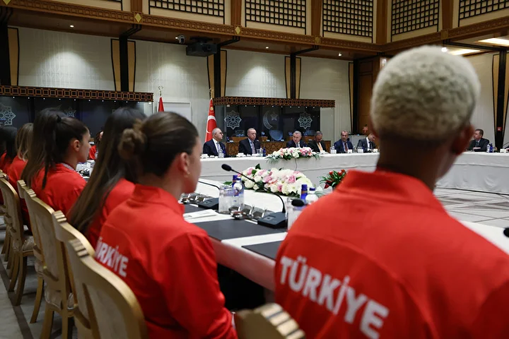 Sultanlar'ı kabul etti: Cumhurbaşkanı Erdoğan, A Ulusal Bayan Voleybol Ekibi'ni Cumhurbaşkanlığı Külliyesi'nde ağırladı 2 sultanlari kabul etti cumhurbaskani erdogan a ulusal bayan voleybol ekibini cumhurbaskanligi kulliyesinde agirladi 1 ZK3DPejJ