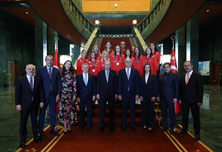 Sultanlar'ı kabul etti: Cumhurbaşkanı Erdoğan, A Ulusal Bayan Voleybol Ekibi'ni Cumhurbaşkanlığı Külliyesi'nde ağırladı 4 sultanlari kabul etti cumhurbaskani erdogan a ulusal bayan voleybol ekibini cumhurbaskanligi kulliyesinde agirladi 3