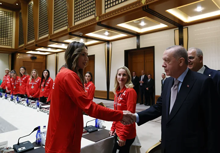 Sultanlar'ı kabul etti: Cumhurbaşkanı Erdoğan, A Ulusal Bayan Voleybol Ekibi'ni Cumhurbaşkanlığı Külliyesi'nde ağırladı 5 sultanlari kabul etti cumhurbaskani erdogan a ulusal bayan voleybol ekibini cumhurbaskanligi kulliyesinde agirladi 4 bhV1rIhF