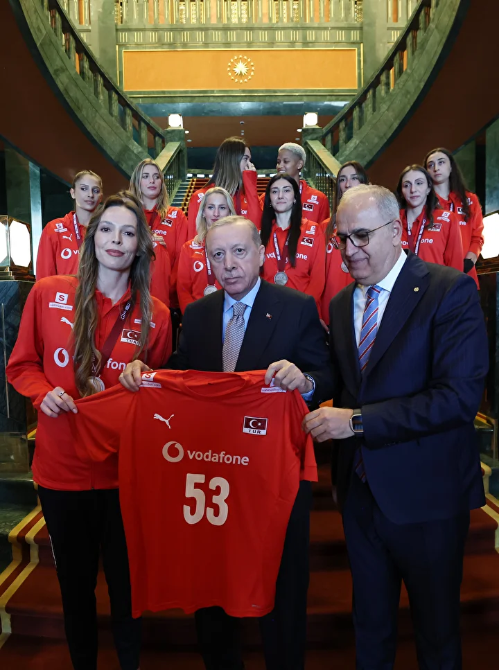 Sultanlar'ı kabul etti: Cumhurbaşkanı Erdoğan, A Ulusal Bayan Voleybol Ekibi'ni Cumhurbaşkanlığı Külliyesi'nde ağırladı 7 sultanlari kabul etti cumhurbaskani erdogan a ulusal bayan voleybol ekibini cumhurbaskanligi kulliyesinde agirladi 6