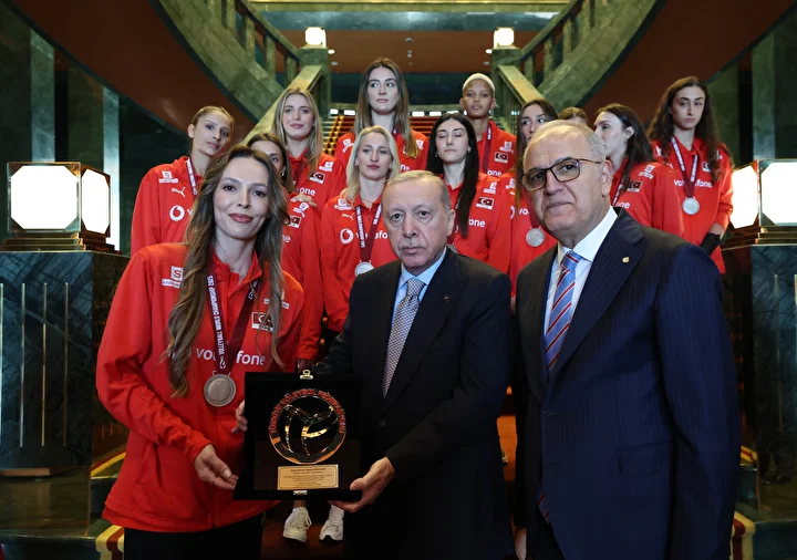 Sultanlar'ı kabul etti: Cumhurbaşkanı Erdoğan, A Ulusal Bayan Voleybol Ekibi'ni Cumhurbaşkanlığı Külliyesi'nde ağırladı 8 sultanlari kabul etti cumhurbaskani erdogan a ulusal bayan voleybol ekibini cumhurbaskanligi kulliyesinde agirladi 7 ucXOAlAD