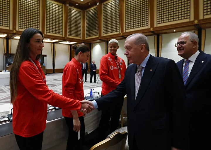 Sultanlar'ı kabul etti: Cumhurbaşkanı Erdoğan, A Ulusal Bayan Voleybol Ekibi'ni Cumhurbaşkanlığı Külliyesi'nde ağırladı 9 sultanlari kabul etti cumhurbaskani erdogan a ulusal bayan voleybol ekibini cumhurbaskanligi kulliyesinde agirladi 8 6ZBeBNT1