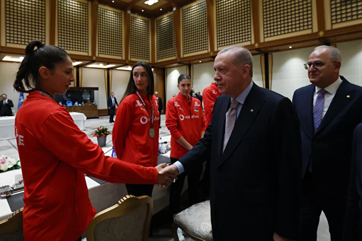 Sultanlar'ı kabul etti: Cumhurbaşkanı Erdoğan, A Ulusal Bayan Voleybol Ekibi'ni Cumhurbaşkanlığı Külliyesi'nde ağırladı 10 sultanlari kabul etti cumhurbaskani erdogan a ulusal bayan voleybol ekibini cumhurbaskanligi kulliyesinde agirladi 9 59AUVkpL