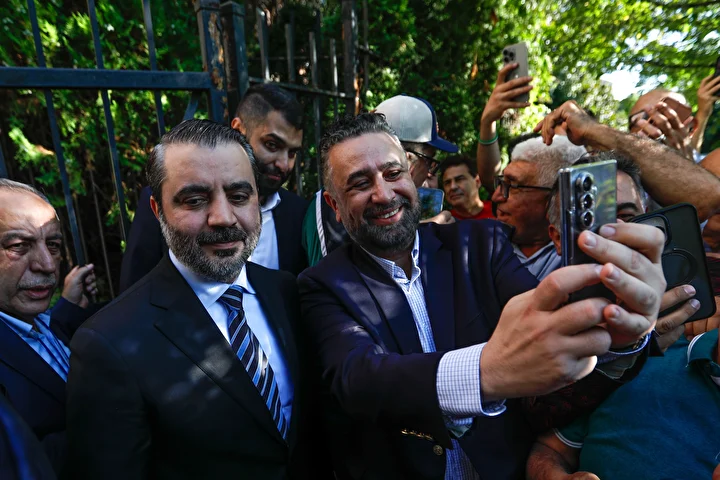 suriye bayragi washingtonda gondere cekildi 0 UwgkMCGp