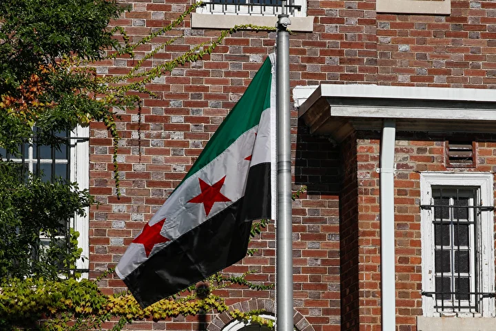 suriye bayragi washingtonda gondere cekildi 1 CbeQL6uK