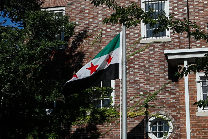 suriye bayragi washingtonda gondere cekildi 2 2dtmKNRT