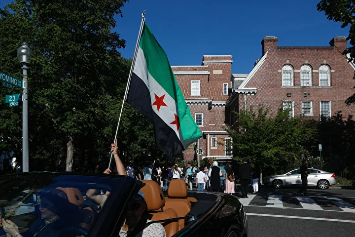 suriye bayragi washingtonda gondere cekildi 3 VdH1SmP8