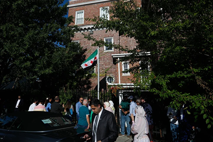suriye bayragi washingtonda gondere cekildi 4 jKMzpOCG