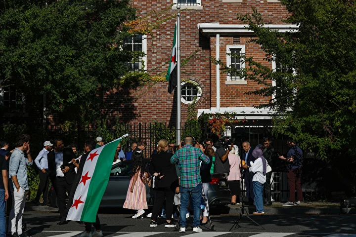 suriye bayragi washingtonda gondere cekildi 5 GUtRbBIi