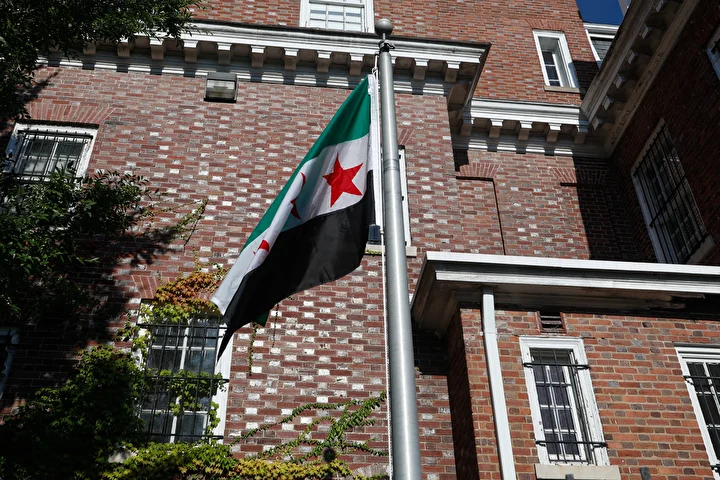suriye bayragi washingtonda gondere cekildi 7 31KfkbM2