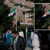 suriye bayragi washingtonda gondere cekildi TzSINhbh.webp