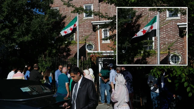 suriye bayragi washingtonda gondere cekildi TzSINhbh.webp