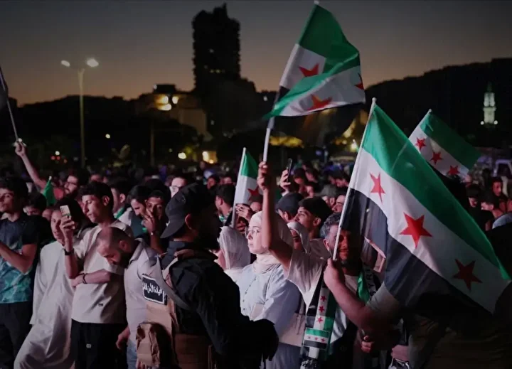 Suriye halkı Eş-Şara’nın BM’ye hitabını dinlemek için meydanları doldurdu 1 suriye halki es saranin bmye hitabini dinlemek icin meydanlari doldurdu 0 tOcTPAJH