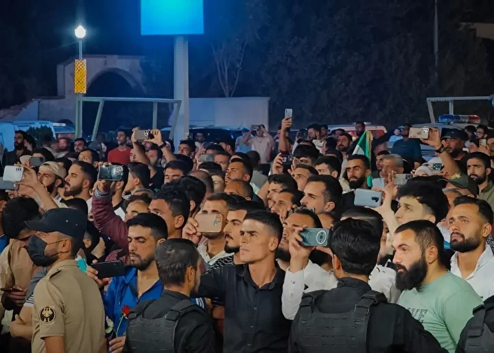 Suriye halkı Eş-Şara’nın BM’ye hitabını dinlemek için meydanları doldurdu 2 suriye halki es saranin bmye hitabini dinlemek icin meydanlari doldurdu 1