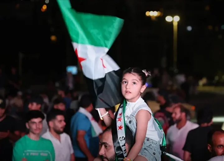 Suriye halkı Eş-Şara’nın BM’ye hitabını dinlemek için meydanları doldurdu 4 suriye halki es saranin bmye hitabini dinlemek icin meydanlari doldurdu 3
