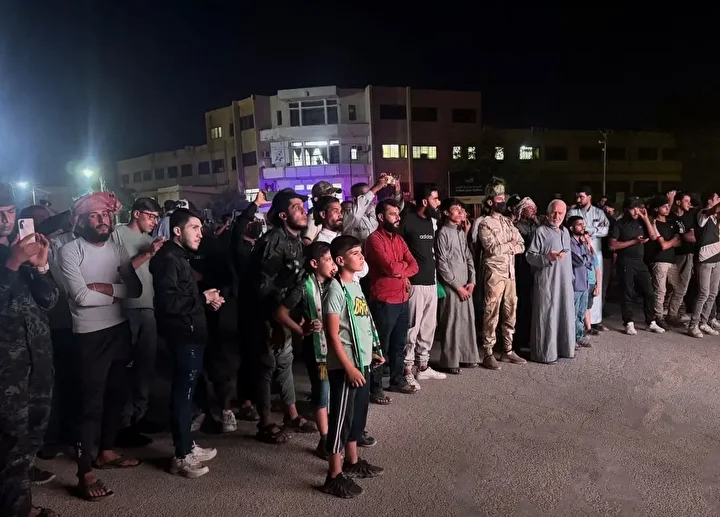 Suriye halkı Eş-Şara’nın BM’ye hitabını dinlemek için meydanları doldurdu 6 suriye halki es saranin bmye hitabini dinlemek icin meydanlari doldurdu 5 igsGgJUg