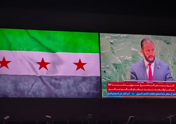 Suriye halkı Eş-Şara’nın BM’ye hitabını dinlemek için meydanları doldurdu 7 suriye halki es saranin bmye hitabini dinlemek icin meydanlari doldurdu 6