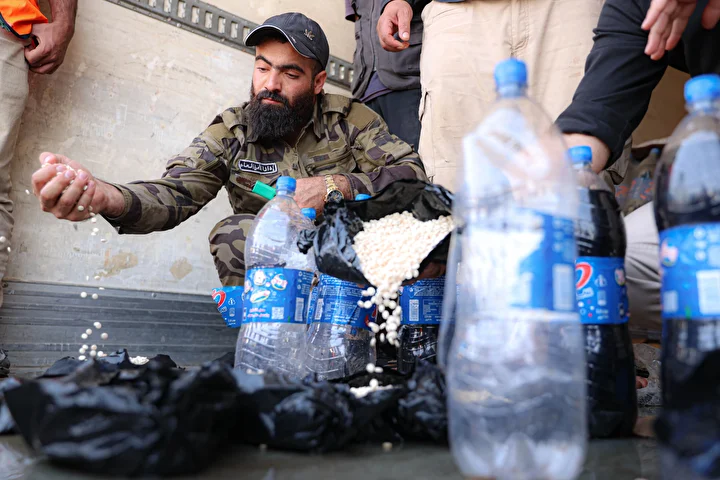 suriyenin guneyindeki dera vilayetinde 1 milyon uyusturucu hap ele gecirildi gazli icecek kolilerine gizlenmis G7FgC6fd