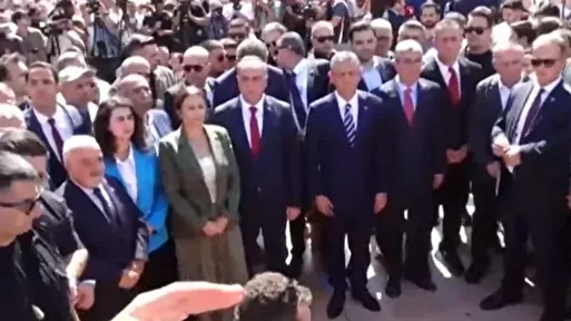 Taksim'deki CHP merasiminde dikkat çeken anlar: "Özgür Özel'i karşılayacağım" demişti Gürsel Tekin Taksim'deki merasime katılmadı 2 taksimdeki chp merasiminde dikkat ceken anlar ozgur ozeli karsilayacagim demisti gursel tekin taksimdeki merasime uKbjiLZ6