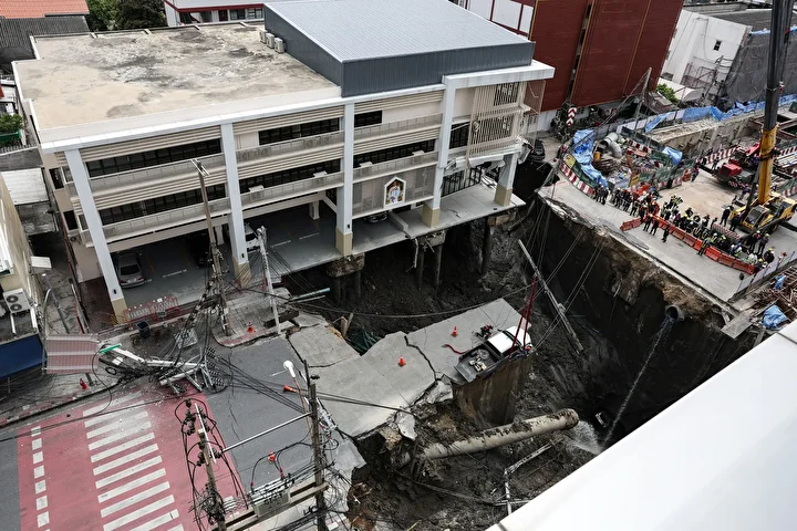 Tayland'da yolun çökmesi sonucu 50 metre derinliğinde çukur oluştu 1 taylandda yolun cokmesi sonucu 50 metre derinliginde cukur olustu 0 tnOBfsyC