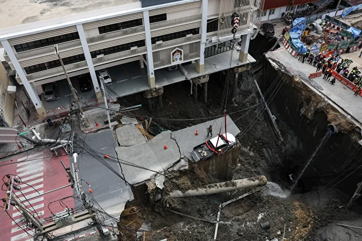 Tayland'da yolun çökmesi sonucu 50 metre derinliğinde çukur oluştu 2 taylandda yolun cokmesi sonucu 50 metre derinliginde cukur olustu 1 wKM84gUl