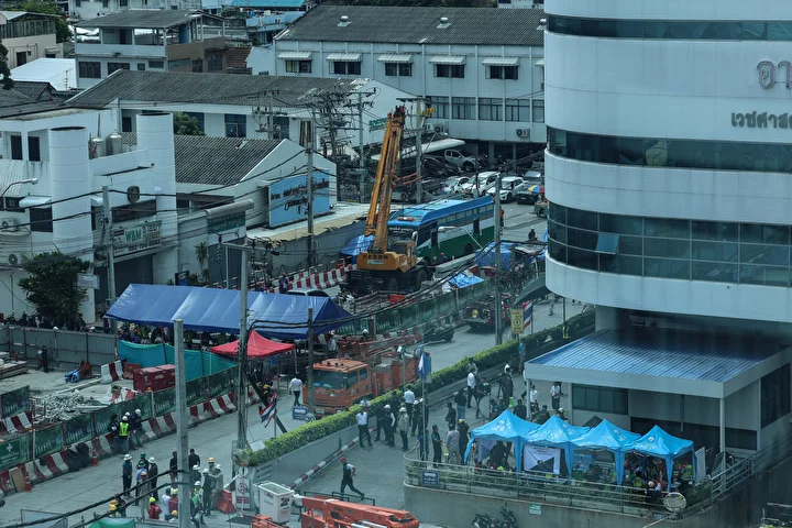 Tayland'da yolun çökmesi sonucu 50 metre derinliğinde çukur oluştu 3 taylandda yolun cokmesi sonucu 50 metre derinliginde cukur olustu 2 bnIUVEJi