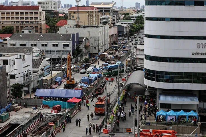 Tayland'da yolun çökmesi sonucu 50 metre derinliğinde çukur oluştu 4 taylandda yolun cokmesi sonucu 50 metre derinliginde cukur olustu 3 8sau6aQa
