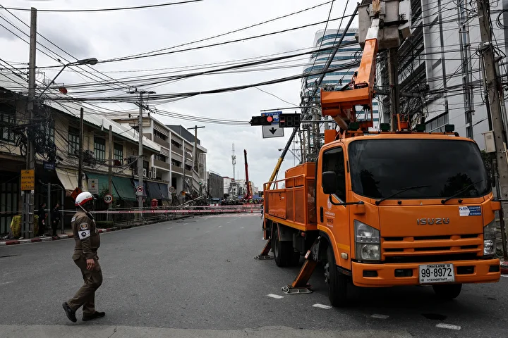 Tayland'da yolun çökmesi sonucu 50 metre derinliğinde çukur oluştu 6 taylandda yolun cokmesi sonucu 50 metre derinliginde cukur olustu 5 8IEZ6iw2