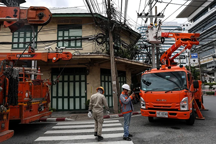Tayland'da yolun çökmesi sonucu 50 metre derinliğinde çukur oluştu 7 taylandda yolun cokmesi sonucu 50 metre derinliginde cukur olustu 6 D1hVCvud