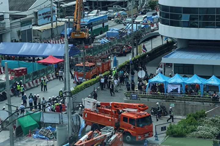 Tayland'da yolun çökmesi sonucu 50 metre derinliğinde çukur oluştu 9 taylandda yolun cokmesi sonucu 50 metre derinliginde cukur olustu 8 lersjf5z