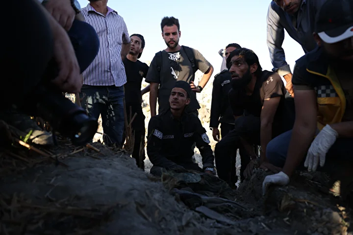 Topraktan ceset fışkırıyor: Suriye'nin başşehri Şam'da tespit edilen toplu mezardan 75 ceset daha çıkarıldı 4 topraktan ceset fiskiriyor suriyenin bassehri samda tespit edilen toplu mezardan 75 ceset daha cikarildi