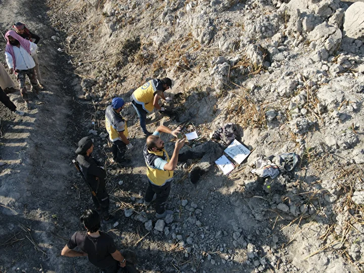 Topraktan ceset fışkırıyor: Suriye'nin başşehri Şam'da tespit edilen toplu mezardan 75 ceset daha çıkarıldı 20 topraktan ceset fiskiriyor suriyenin bassehri samda tespit edilen toplu mezardan 75 ceset daha cikarildi el48V8df