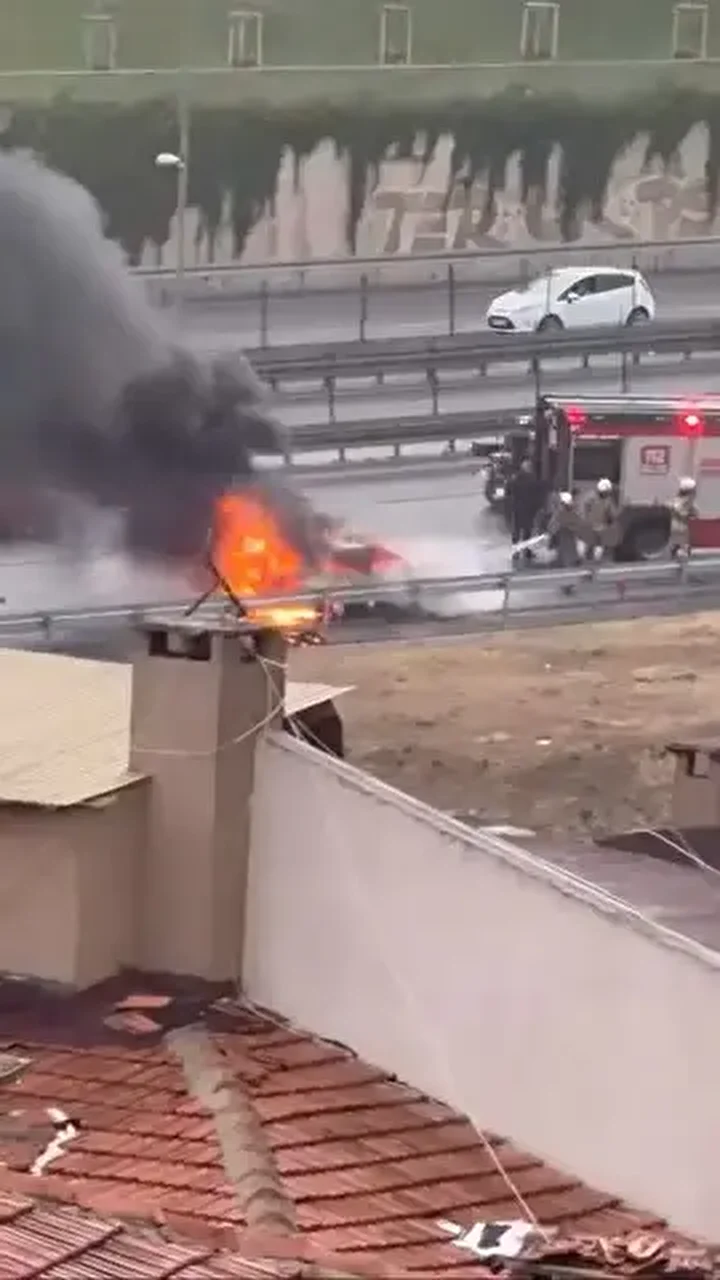 uskudarda endise dolu anlar seyir halindeki araba alev alev yandi 0 qfy6aBmY