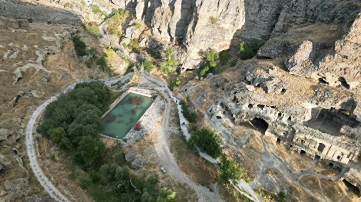 ustu cami alti kilise kayadan oyma tarihi yapi gorenleri hayran birakiyor 5 OFZmWDFq