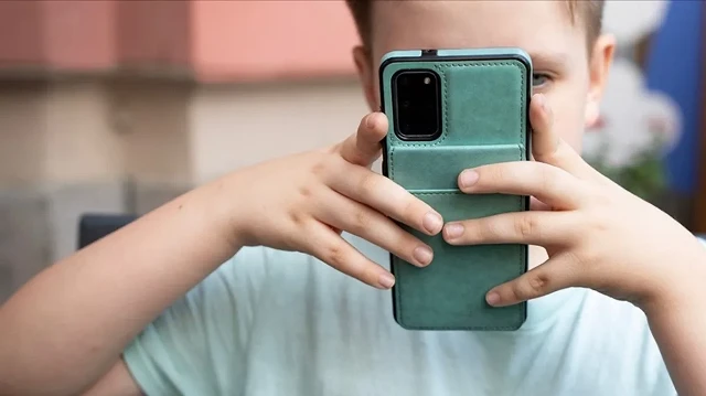 Uzmanlar uyardı: Erken yaşta telefon kullanımı çocukların gelişimini tehdit ediyor uzmanlar uyardi erken yasta telefon kullanimi cocuklarin gelisimini tehdit ediyor OSPdKekX.webp