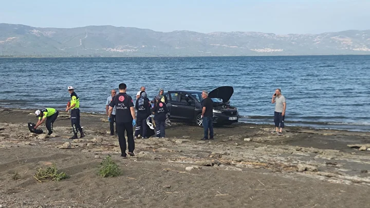 yakit dokulen yolda kayan araba iznik golune uctu 0 VnNR3rTz
