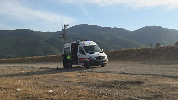yakit dokulen yolda kayan araba iznik golune uctu 2 gXuKMGew
