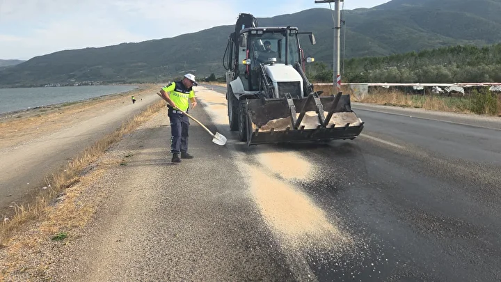 yakit dokulen yolda kayan araba iznik golune uctu 3 kcr3JSNE