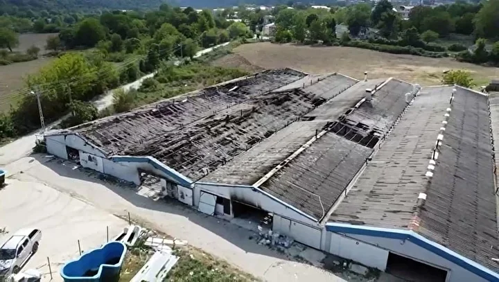 yanan fabrikadan geriye bu imaj kaldi 6 pzFmiRTU