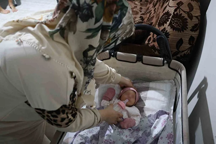 yeni dogan bebekler karistirildi bize benzemiyor diye itiraz eden aileyi dinlemediler 0 NI9Pefih