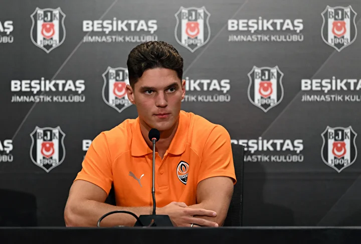 yildiz futbolcuya buyuk sok konutu bombalandi 0 8m1CnBah